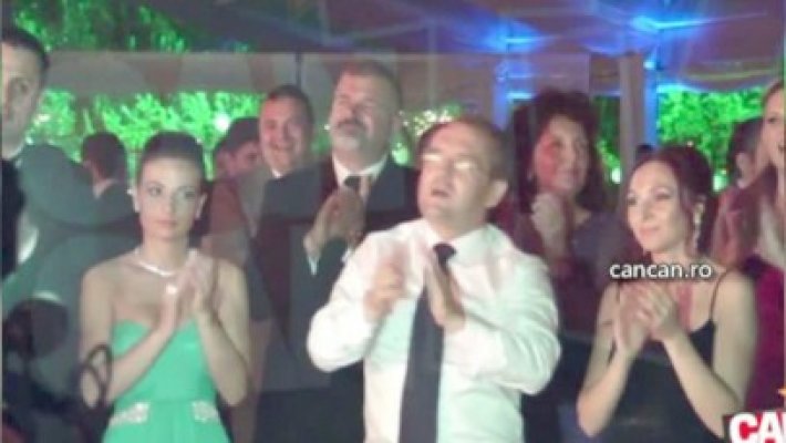 Imagini cu Traian Băsescu şi Emil Boc cântând la nunta Elenei Băsescu - video!